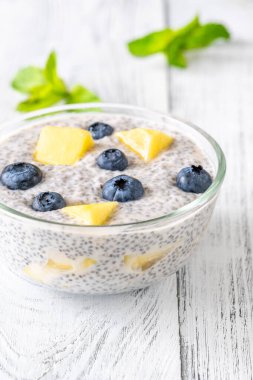 Bir kase taze mango küplü chia pudingi.