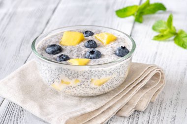 Bir kase taze mango küplü chia pudingi.