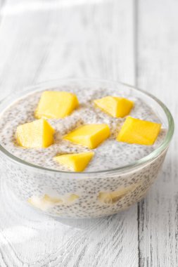 Bir kase taze mango küplü chia pudingi.