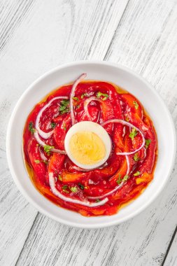 Zorongollo salatası fırında tatlı biber, yumurta, soğan ve domates.