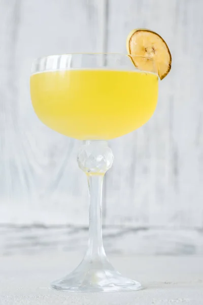 Glas Bananarama Cocktail Garniert Mit Bananenstückchen — Stockfoto