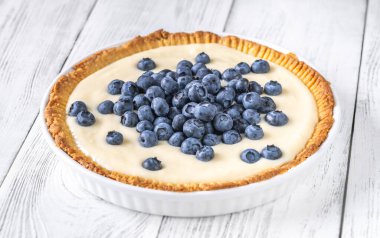 Taze yaban mersinli turta ve muhallebi