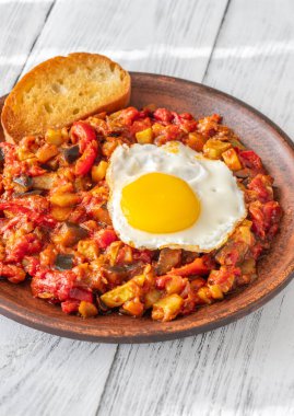 Bir kase patlıcanlı İspanyol güveci.