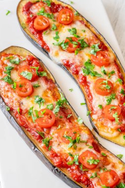 Patlıcanlı düşük karbonhidratlı pizza.