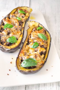 Erimiş peynirli patlıcan dolu sosis.