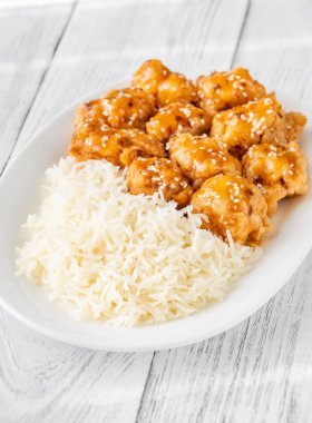 Portakallı tavuk ve beyaz pirinç.