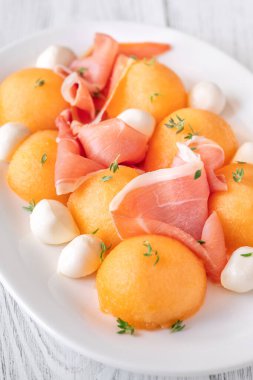 Prosciutto ve mozzarella aperatifli kavun. 