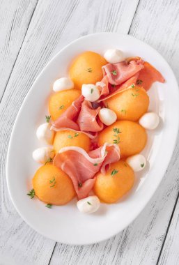 Prosciutto ve mozzarella aperatifli kavun. 