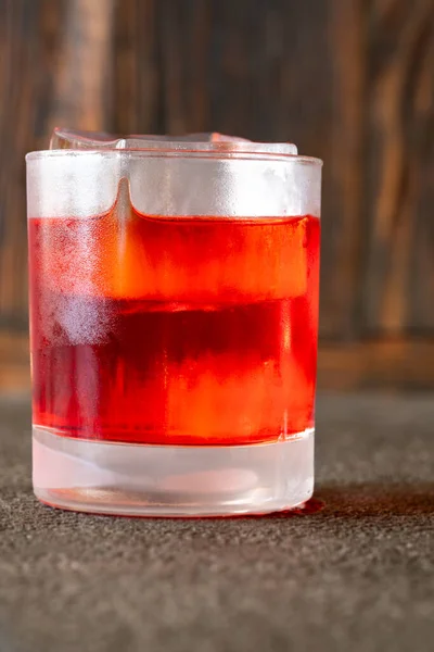 Glas Klassischer Negroni Cocktail Mit Eiswürfeln — Stockfoto