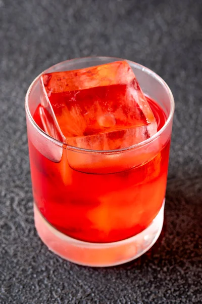 Glas Negroni Cocktail Garniert Mit Orangenschale — Stockfoto
