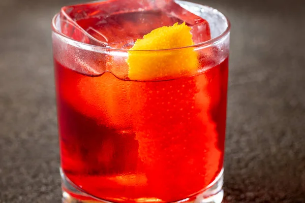 Glas Negroni Cocktail Gegarneerd Met Sinaasappelschil — Stockfoto