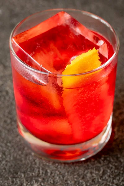 Glas Negroni Cocktail Gegarneerd Met Sinaasappelschil — Stockfoto