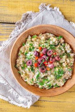 Bir kase Melitzanosalata Yunan patlıcan soslu zeytinli