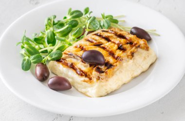 Kalamata zeytinli ızgara Yunan peyniri.