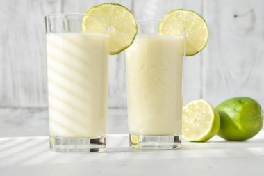 Limon tekeriyle süslenmiş Brezilya limonatası bardakları