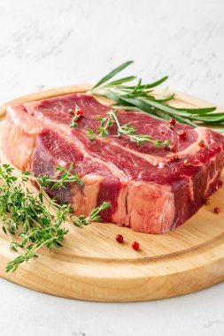 Kekik ve biberiyeli çiğ biftek.