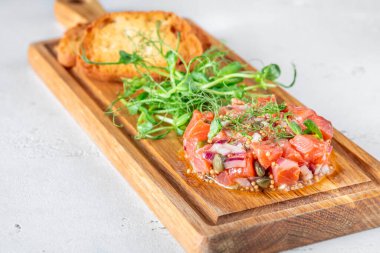 Ekmek ve mikroyeşil somon tarçınlı.