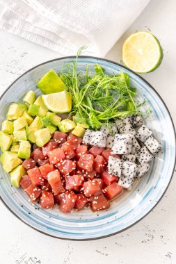 Ton balığı, pitaya ve avokado ile Hawai dürtüsü.