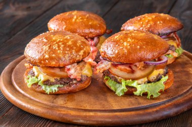 Tahtada ev yapımı hamburgerler.