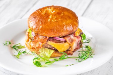 Pastırmalı ev yapımı hamburger.