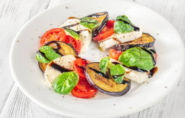 Mozzaerlla, fesleğen ve domatesli patlıcan salatası.