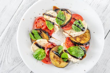 Mozzaerlla, fesleğen ve domatesli patlıcan salatası.