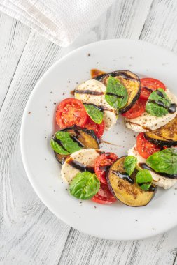 Mozzaerlla, fesleğen ve domatesli patlıcan salatası.