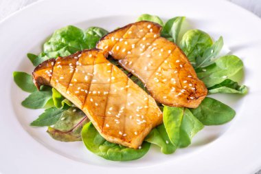 Kızarmış eringii mantarı ve salata.