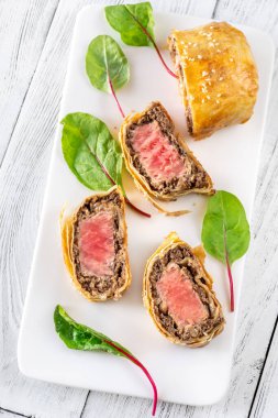 Beyaz arka planda ton balığı dilimleri