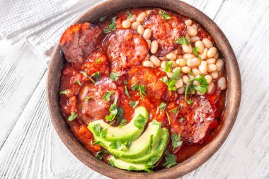 Bir kase sucuk ve tereyağlı fasulye güveci.