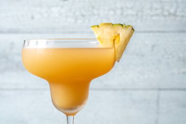 Wouter 's Pineapple Margarita kokteyli ananas dilimleriyle süslenmiş.