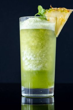 Misyonerin Çöküş kokteyli ananas dilimleriyle süslenmiş.