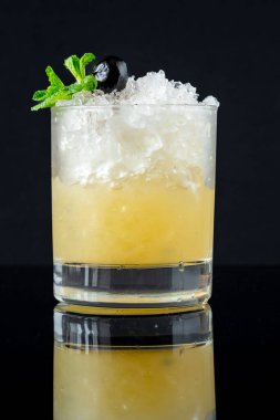 Jet Pilot Kokteyli nane ve kirazla süslenmiş