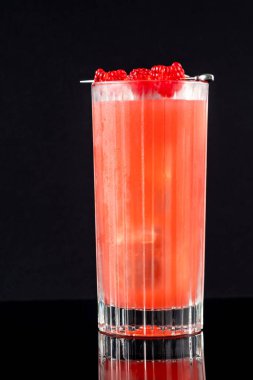 Prince of Wales Punch kokteyli ahududuyla süslenmiş.