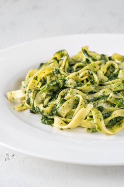 Tabakta kremalı ıspanaklı tagliatelle makarnası