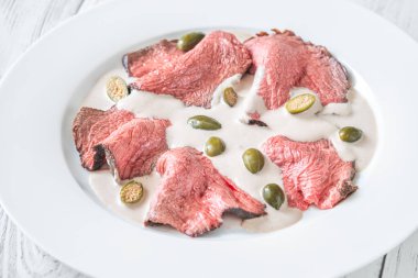 Vitello tonnato - kremalı ton balığı soslu dilimlenmiş dana eti.