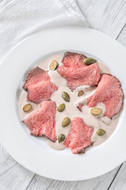 Vitello tonnato - kremalı ton balığı soslu dilimlenmiş dana eti.