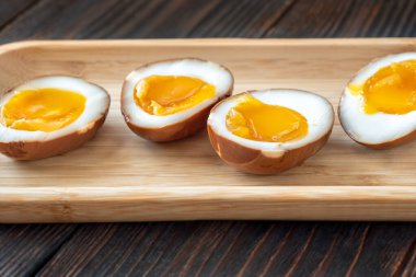 Soya sosunda marine edilmiş ramen yumurtası.