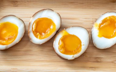 Soya sosunda marine edilmiş ramen yumurtası.