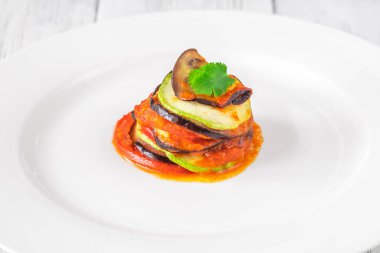 Tabakta Ratatouille yahnisi ve sebze