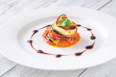 Tabakta Ratatouille yahnisi ve sebze