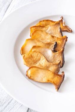 Tabakta kızarmış eryngii mantarı var.