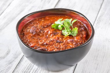 Bir kase Chili con carne baharatlı güveç.