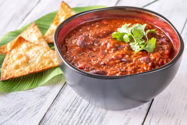 Bir kase Chili con carne baharatlı güveç.