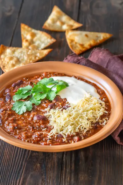 Bir kase Chili con carne baharatlı güveç.