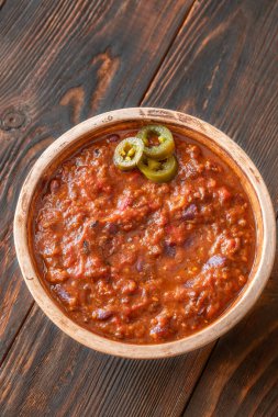 Bir kase Chili con carne baharatlı güveç.