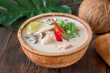 Tay tom kha kai çorba