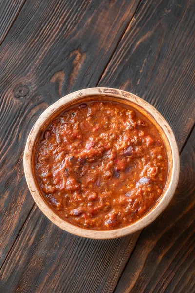 Bir kase Chili con carne baharatlı güveç.