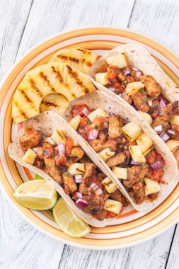 Tacos al pastor Meksika yemeği ile domuz ve ananas