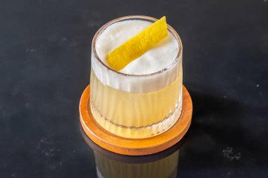 Limon aromalı ekşi viski kokteyli.